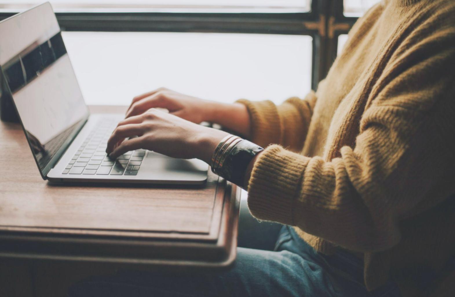 Groupe d'apprenants collaborant sur un projet financier